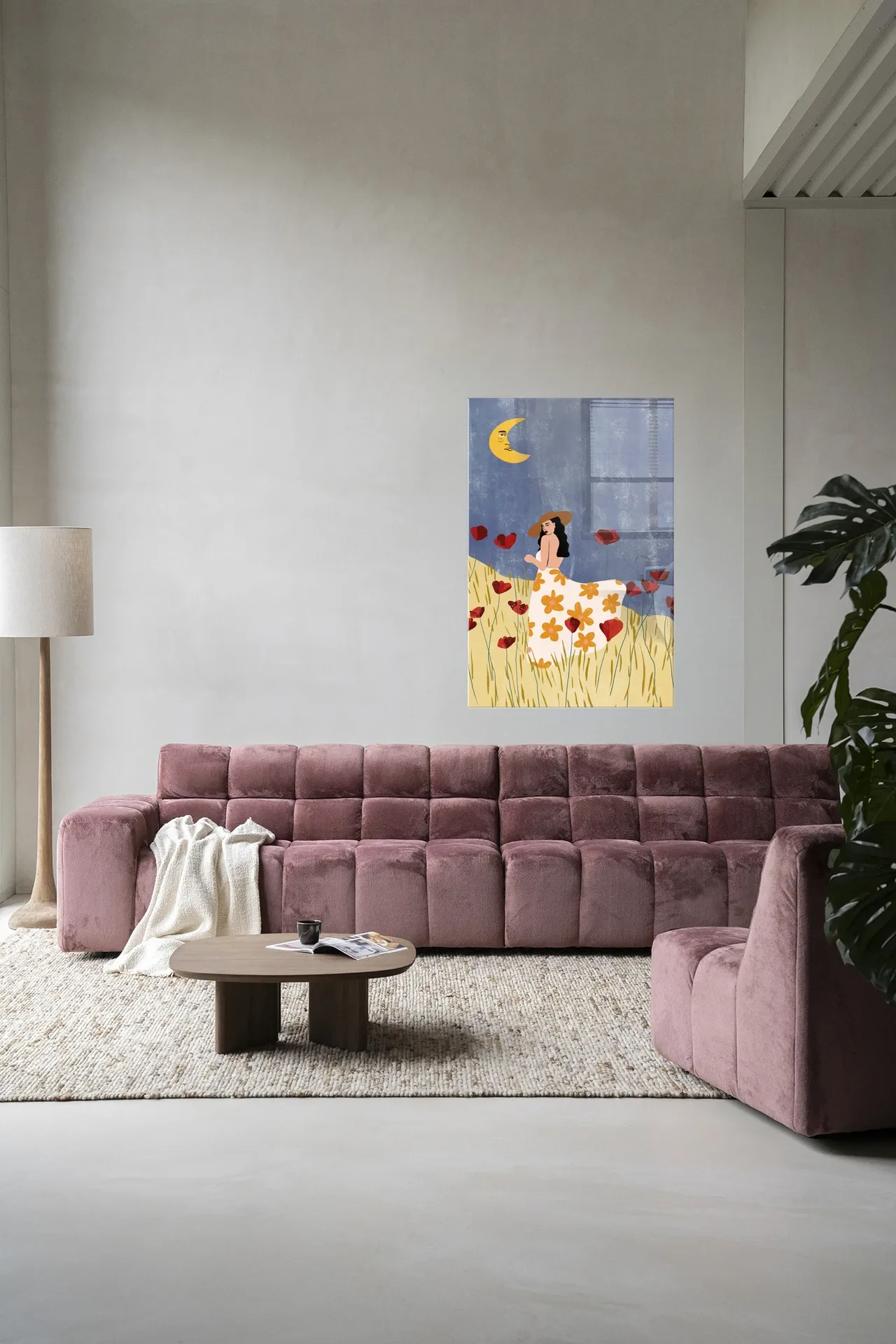 Wandteppich Girl In A Poppyfield - Urban Cotton hängt über einem rosa Sofa in einem modernen Wohnzimmer