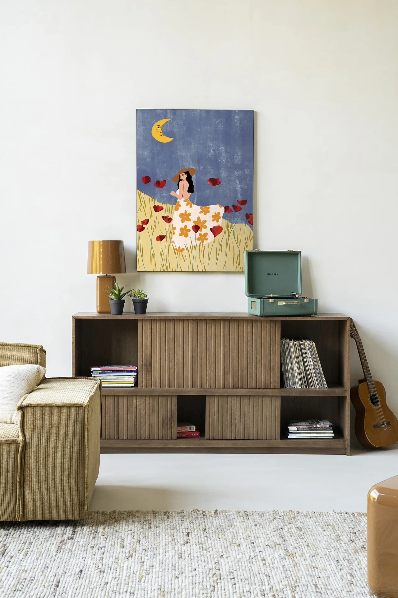 Wandteppich Girl In A Poppyfield - Urban Cotton hängt über einem Holzschrank mit Plattenspieler und Gitarre in einem Wohnzimmer