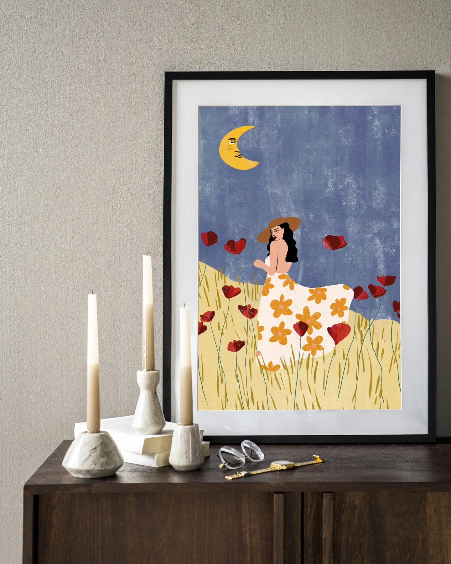 Wandteppich Girl In A Poppyfield - Urban Cotton in einem schwarzen Rahmen, auf einem Sideboard aus Holz stehend