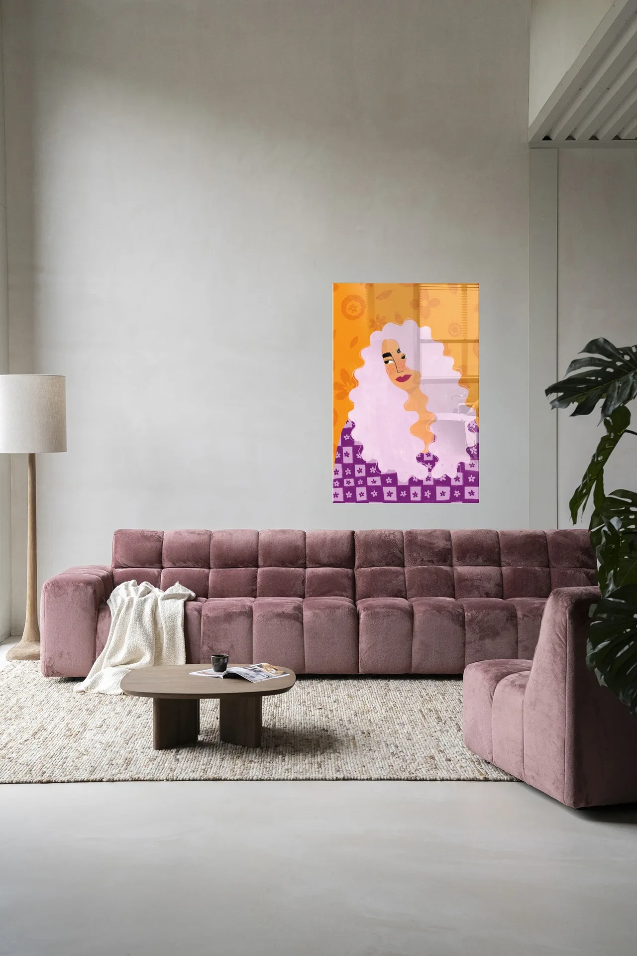 Wandteppich Retro Girly - Urban Cotton hängt über einem rosa Sofa in einem modernen Wohnzimmer