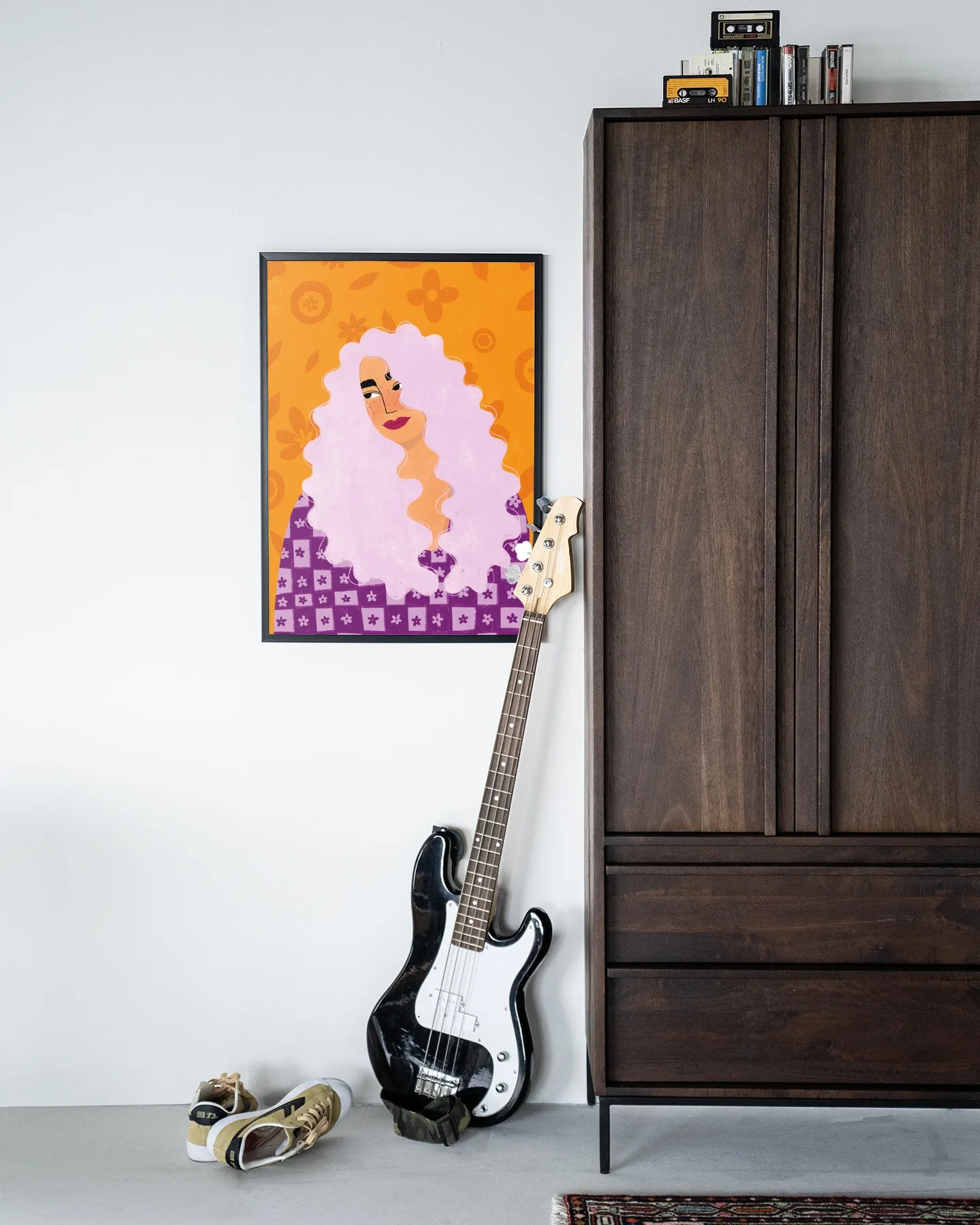 Wandteppich Retro Girly - Urban Cotton hängt an einer weißen Wand neben einem dunkelbraunen Schrank