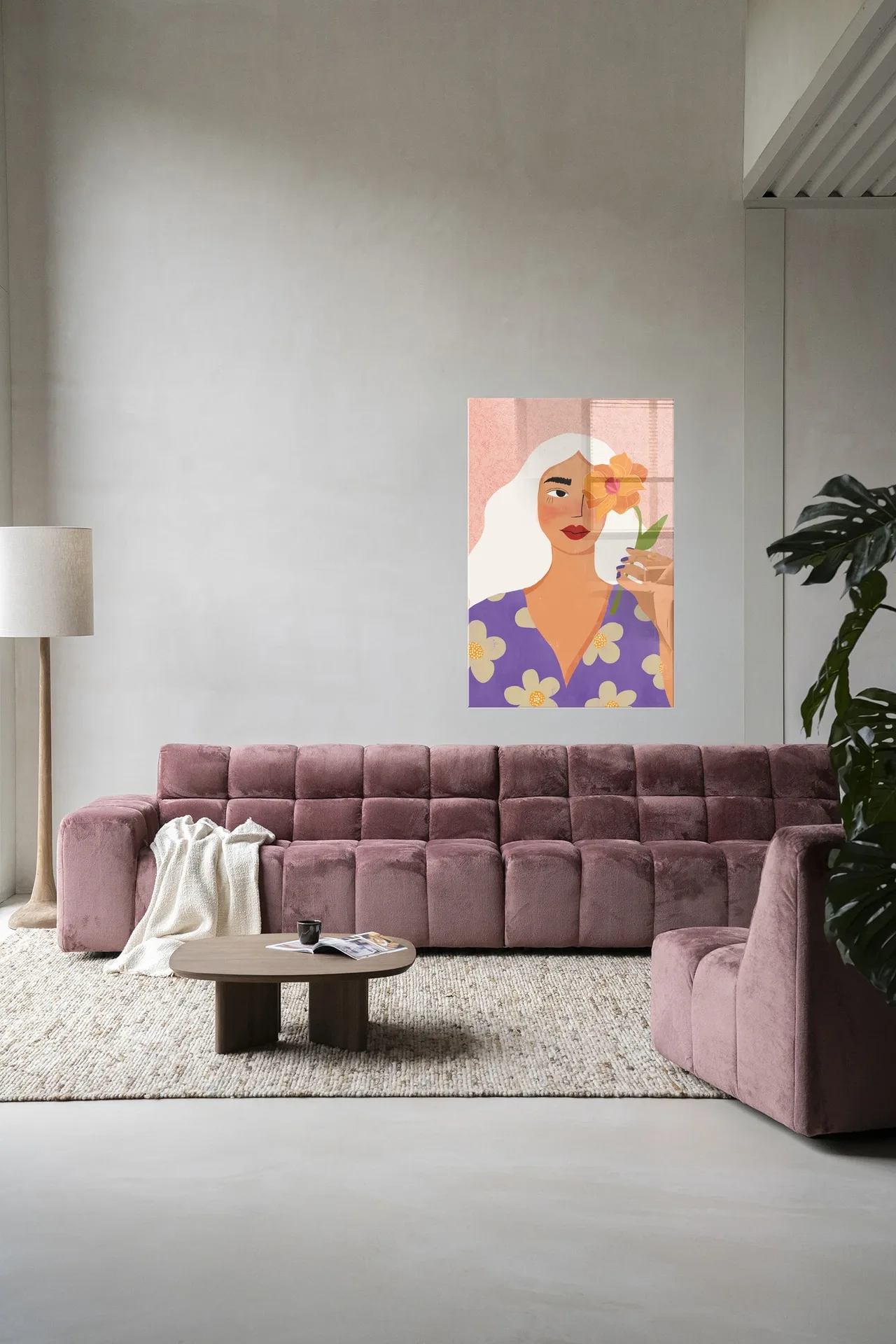 Wandteppich Flower Girly in einem modernen Wohnzimmer über einem rosa Sofa und Holztisch - Urban Cotton