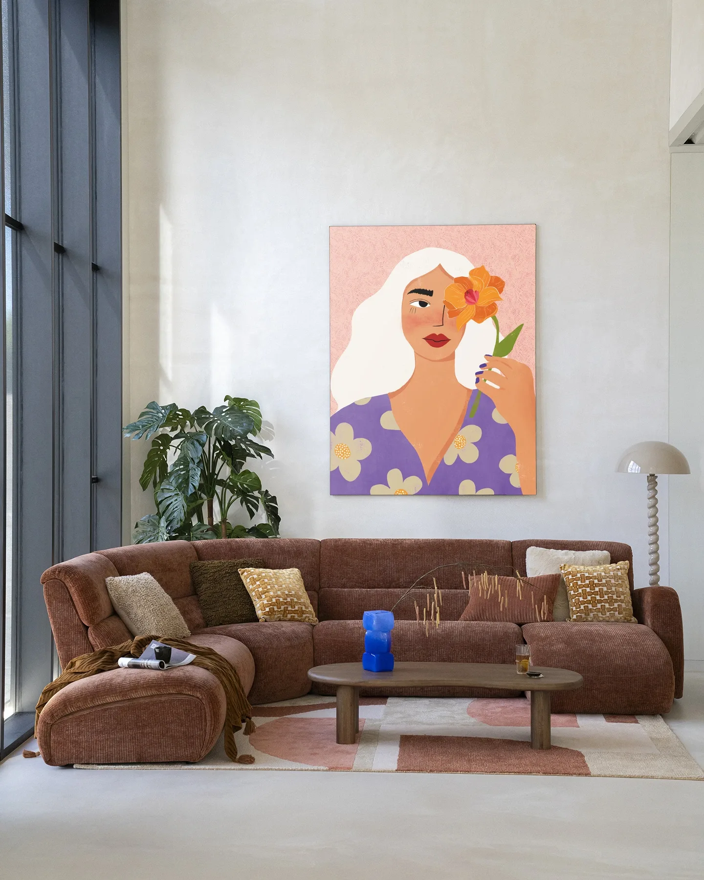 Wandteppich Flower Girly in einem modernen Wohnzimmer mit braunem Sofa und Couchtisch - Urban Cotton