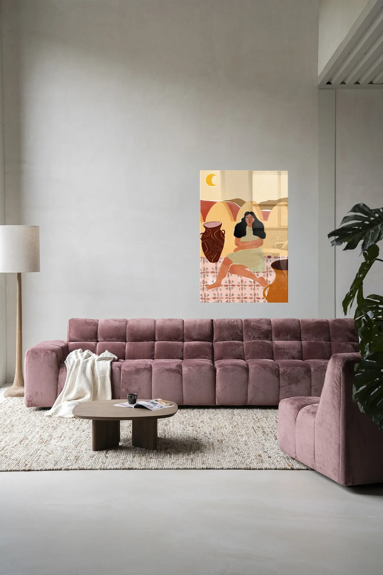 Wandteppich Paradise Found - Urban Cotton hängt über einem rosa Sofa in einem modernen Wohnzimmer