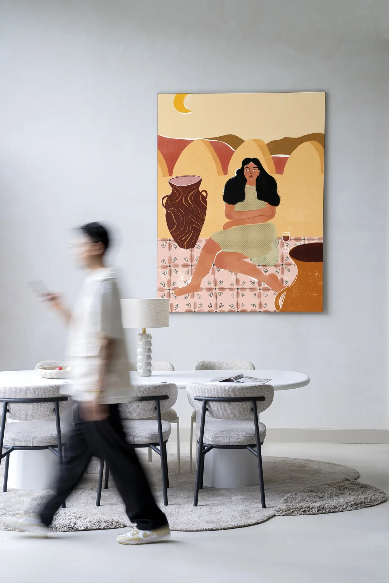 Wandteppich Paradise Found - Urban Cotton hängt an einer Wand in einem modernen Interieur mit einer vorbeigehenden Person