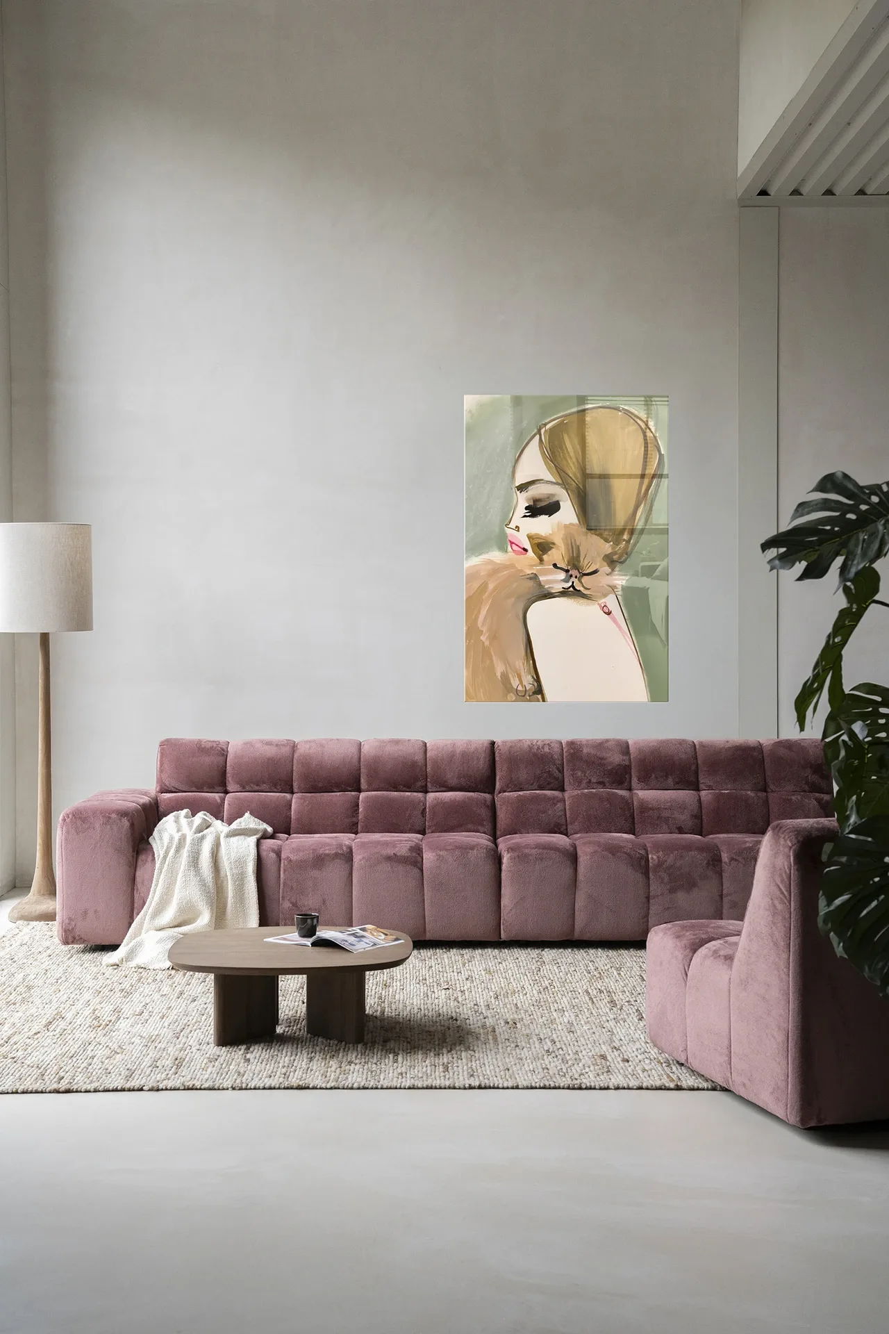 Wandteppich Lily Rose Depp x Pumpkin - Urban Cotton hängt über einem rosa Sofa in einem Wohnzimmer