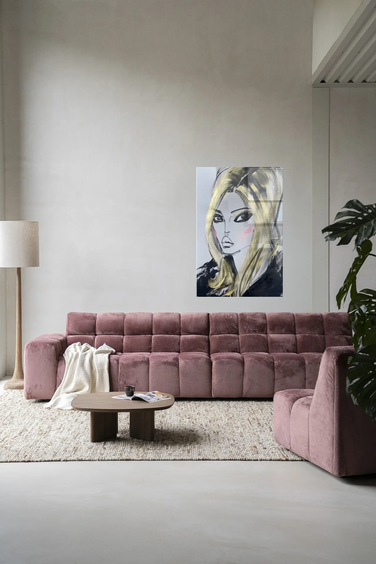 Wandteppich Kate Moss - Urban Cotton hängt über einem rosa Sofa in einem modernen Wohnzimmer