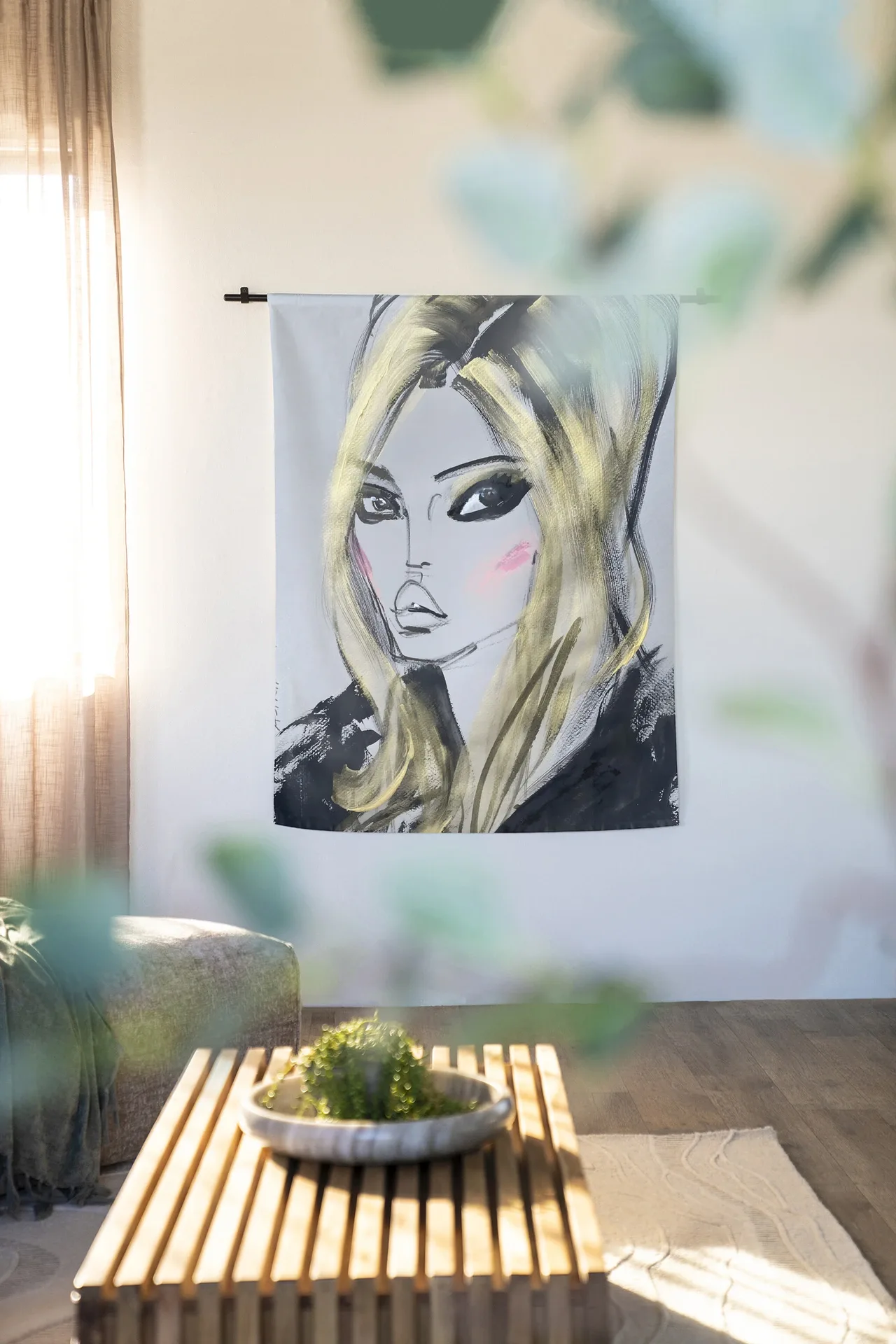 Wandteppich Kate Moss - Urban Cotton hängt an einer schwarzen Stange in einem hellen Wohnzimmer