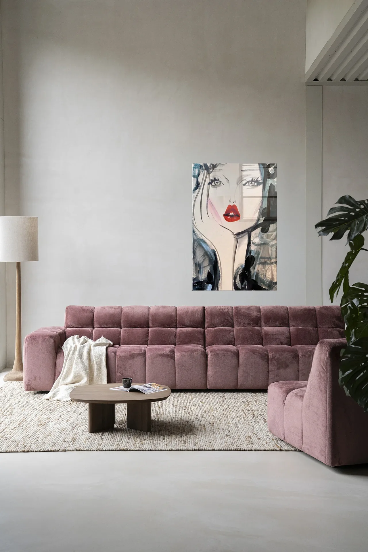 Wandteppich Kate Moss Forever - Urban Cotton hängt über einem rosa Sofa in einem modernen Wohnzimmer