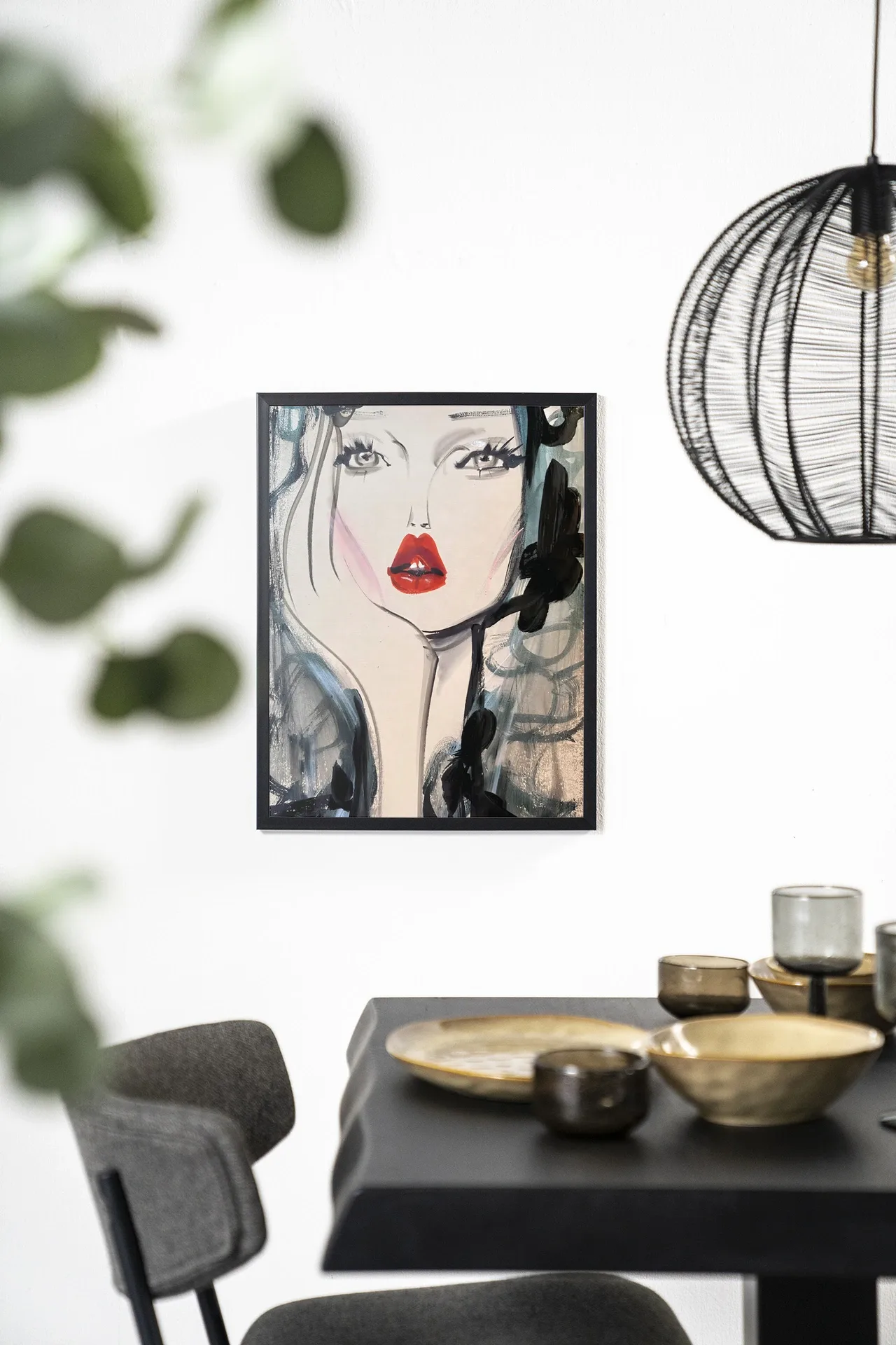 Wandteppich Kate Moss Forever - Urban Cotton hängt an einer weißen Wand über einem schwarzen Tisch