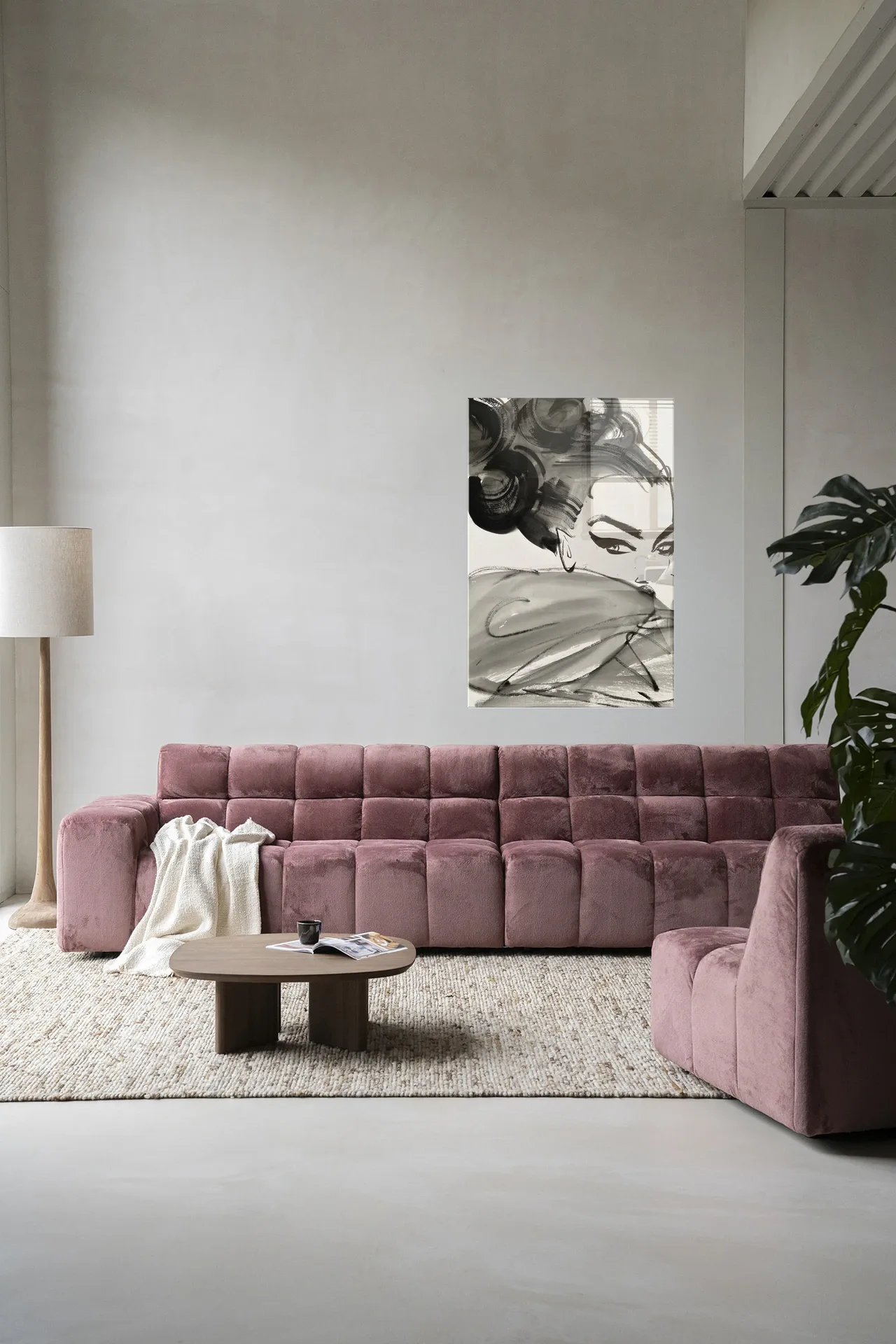 Der Wandteppich Couture Allure - Urban Cotton hängt in einem modernen Wohnzimmer über einem rosa Sofa