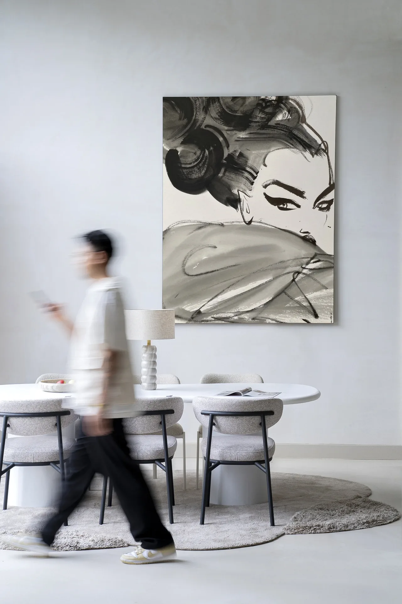 Wandteppich Couture Allure - Urban Cotton hängt an einer weißen Wand über einem Esstisch mit Stühlen