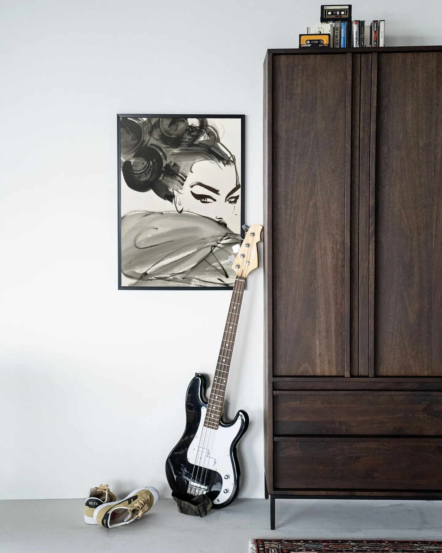 Wandteppich Couture Allure - Urban Cotton in einer modernen Umgebung mit Bassgitarre und Holzschrank