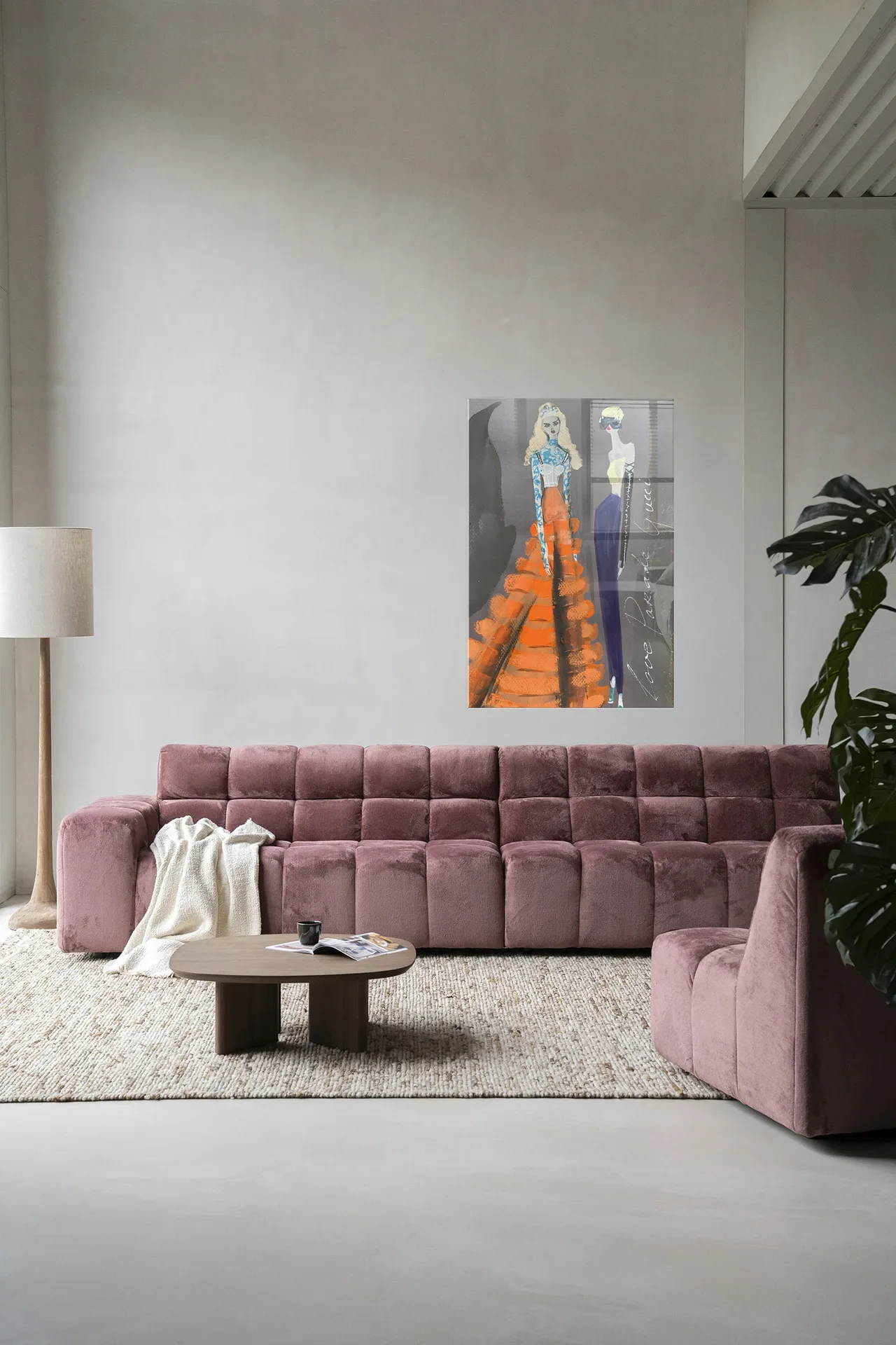 Wandbehang Gucci in einem modernen Wohnzimmer über einem rosa Sofa mit einem Couchtisch - Urban Cotton