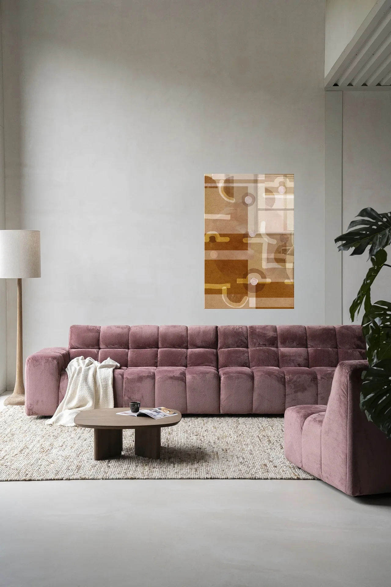 Wandteppich Terra Universe - Urban Cotton hängt über einem rosa Sofa in einem modernen Wohnzimmer