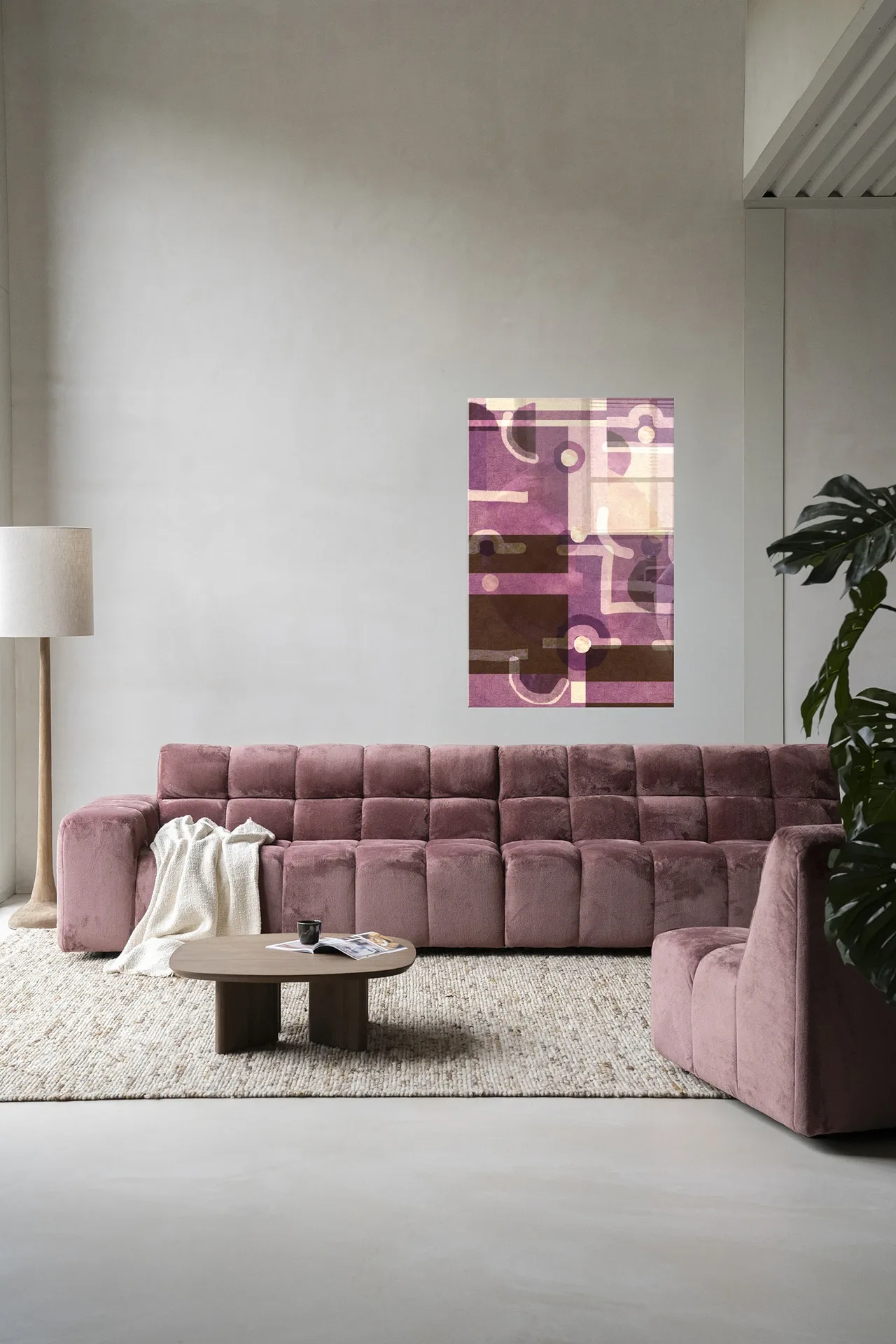Wandteppich Tribal Universe hängt über einem rosa Sofa in einem modernen Wohnzimmer - Urban Cotton