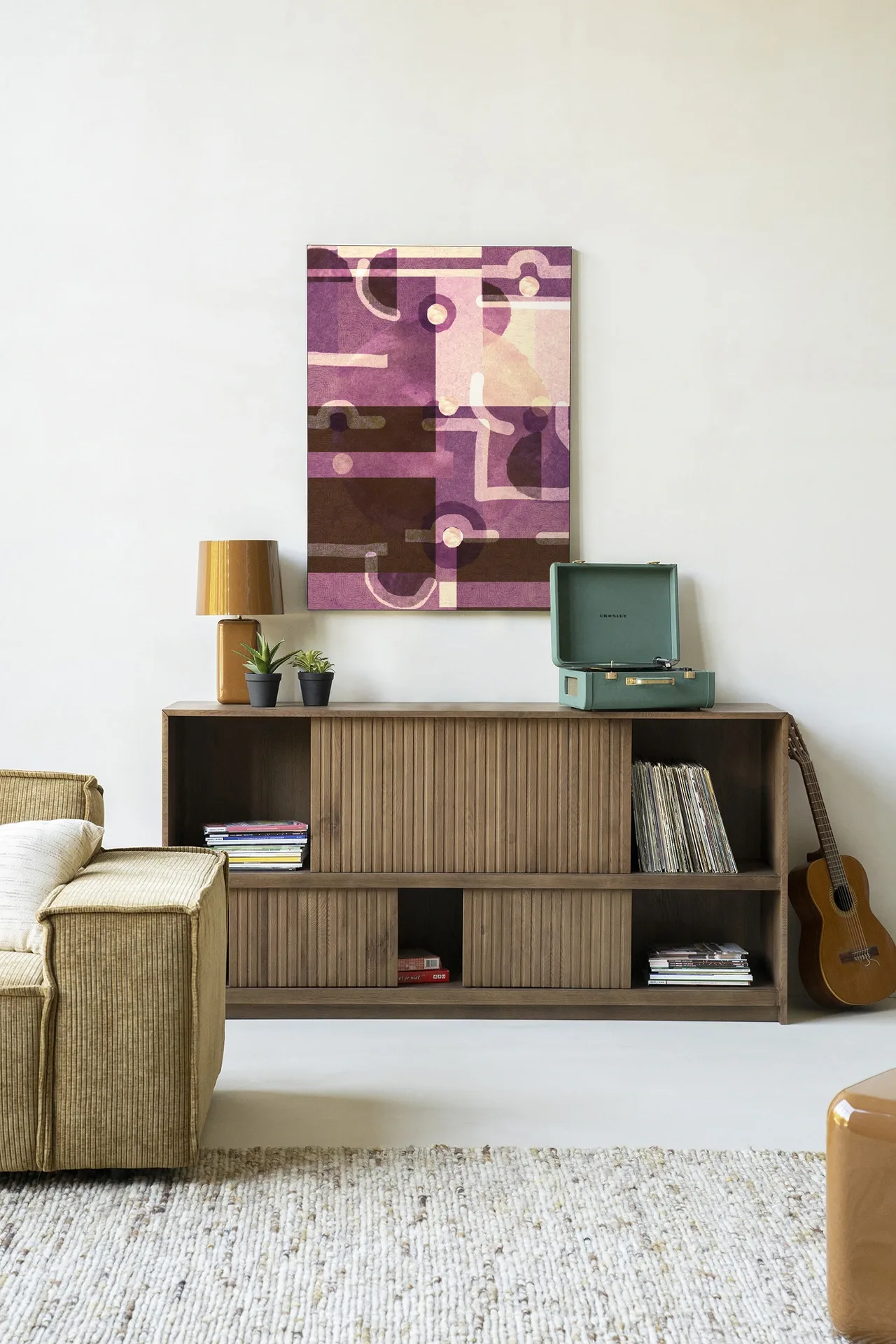 Wandteppich Tribal Universe - Urban Cotton hängt über einer Holzkommode in einem Wohnzimmer