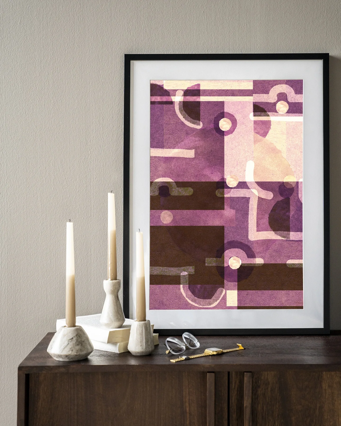 Wandteppich Tribal Universe - Urban Cotton, gerahmt und auf einem dunklen Holzschrank mit Kerzen stehend
