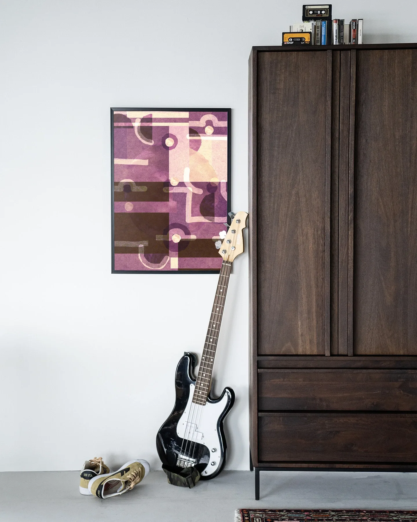 Wandteppich Tribal Universe - Urban Cotton hängt an einer weißen Wand neben einem dunkelbraunen Schrank