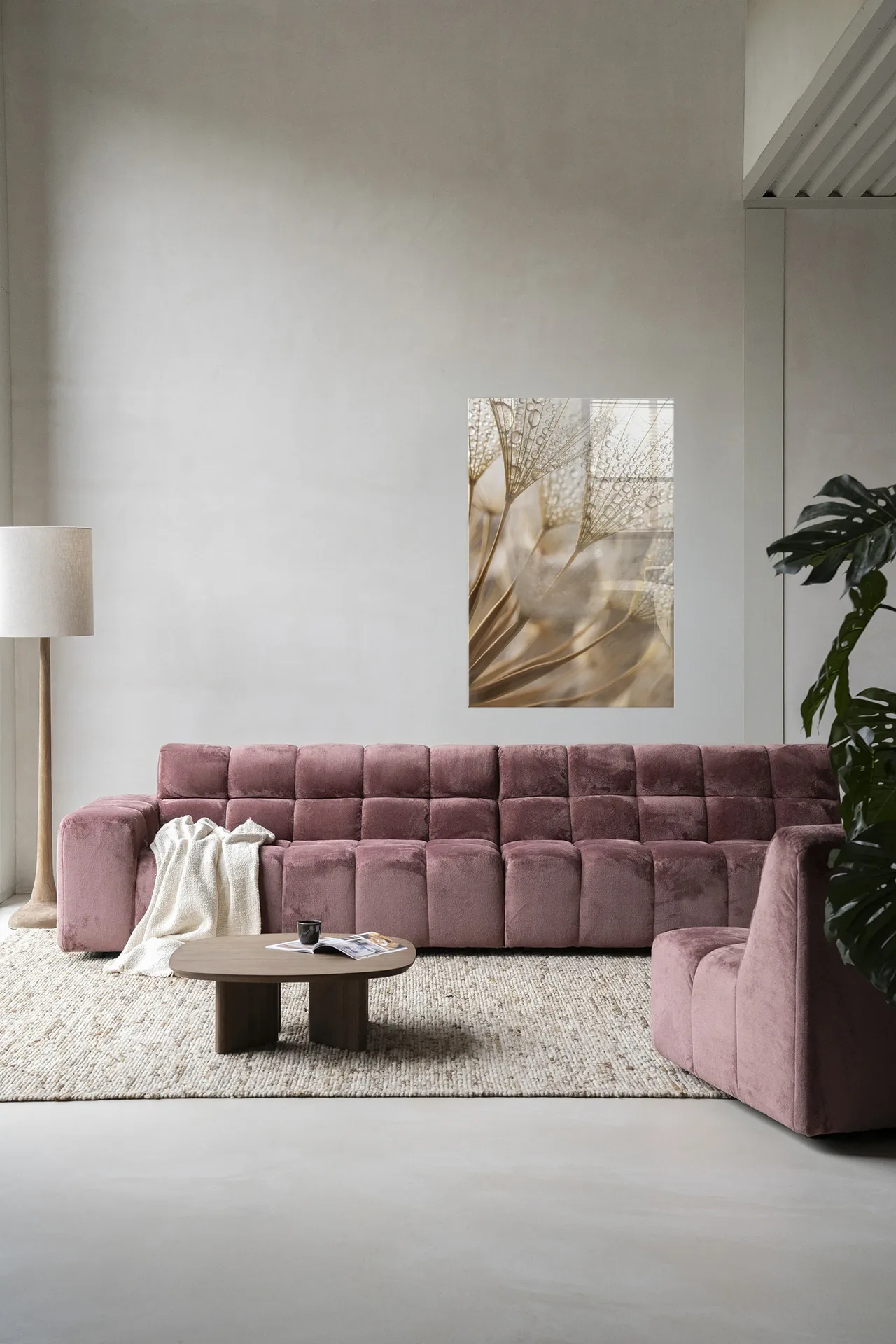 Wandteppich Natürliche Abstraktion - Urban Cotton über einem rosa Sofa in einem modernen Wohnzimmer
