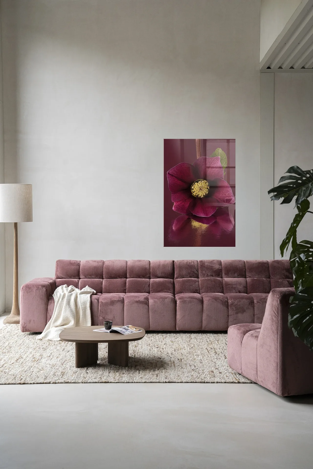 Wandteppich Die Eleganz der Christrose hängt über einem rosa Sofa in einem modernen Wohnzimmer - Urban Cotton