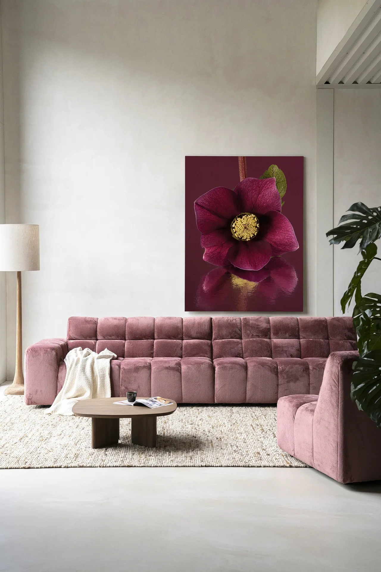 Wandteppich Die Eleganz der Christrose in einem modernen Wohnzimmer mit einem rosa Sofa und einem Couchtisch - Urban Cotton
