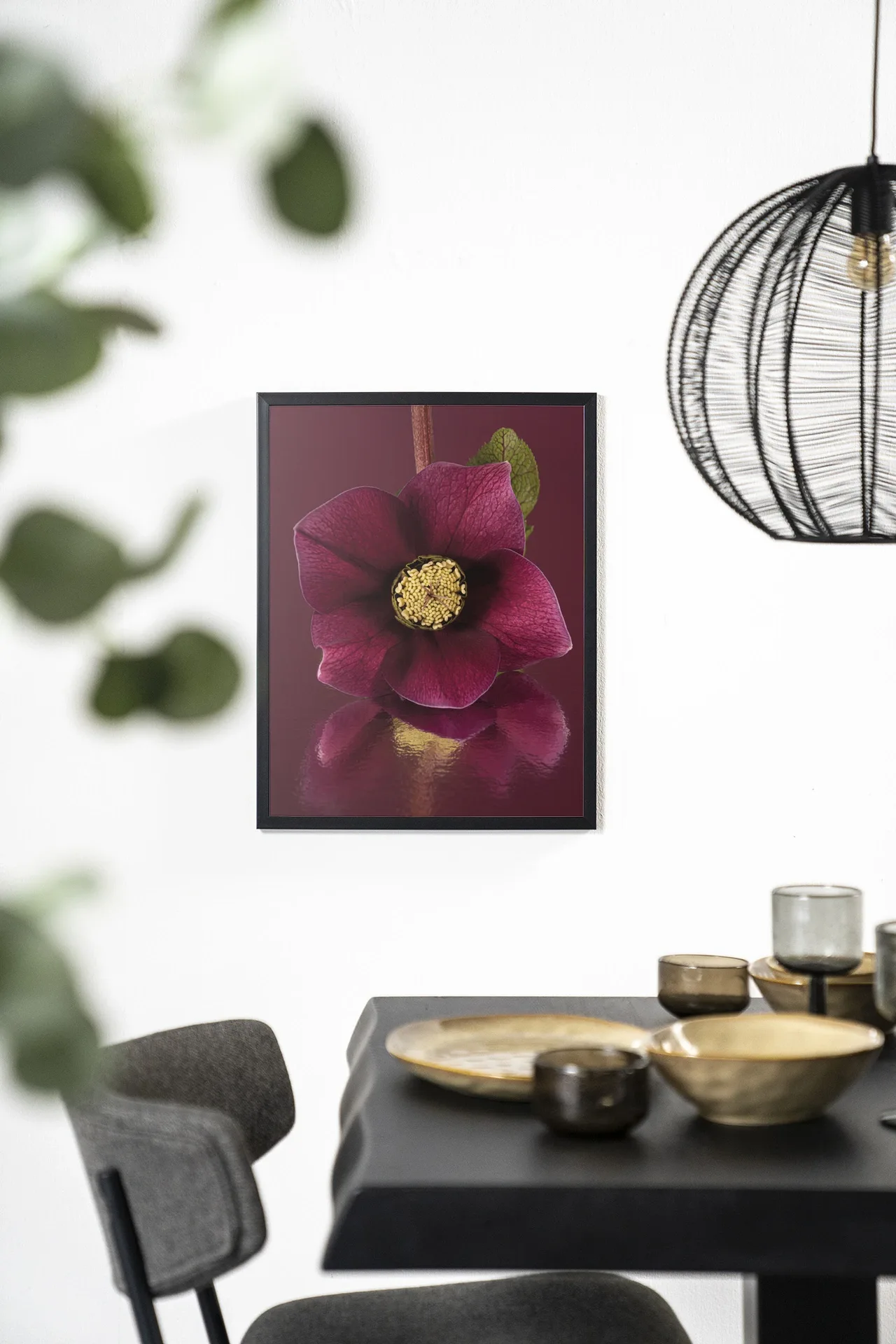 Wandteppich Die Eleganz der Christrose hängt an einer weißen Wand über einem schwarzen Tisch - Urban Cotton