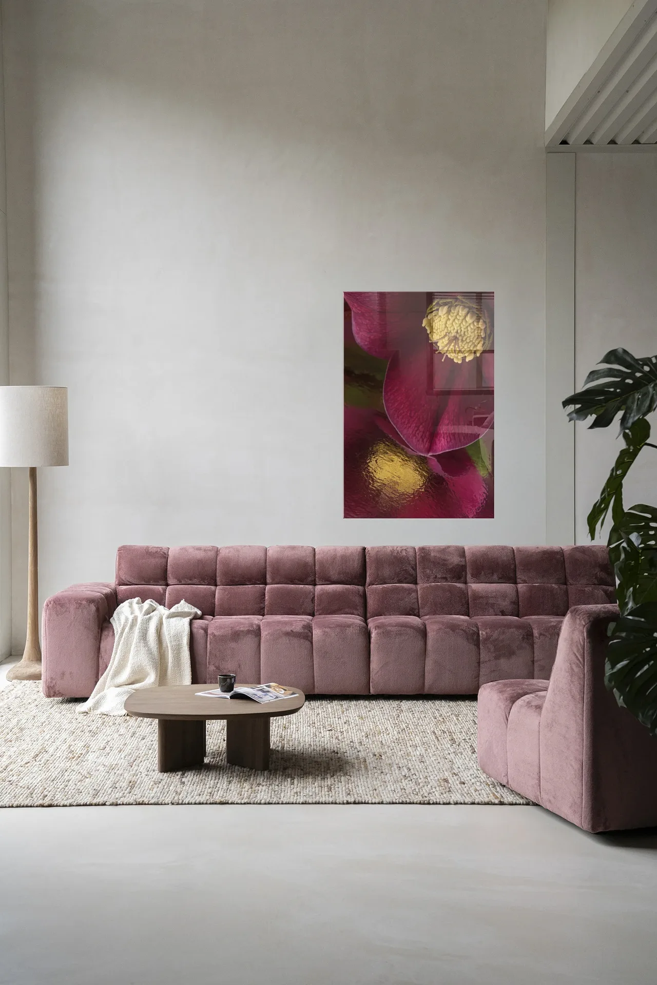 Wandteppich Spiegelung einer Christrose über einem rosa Sofa in einem modernen Wohnzimmer - Urban Cotton