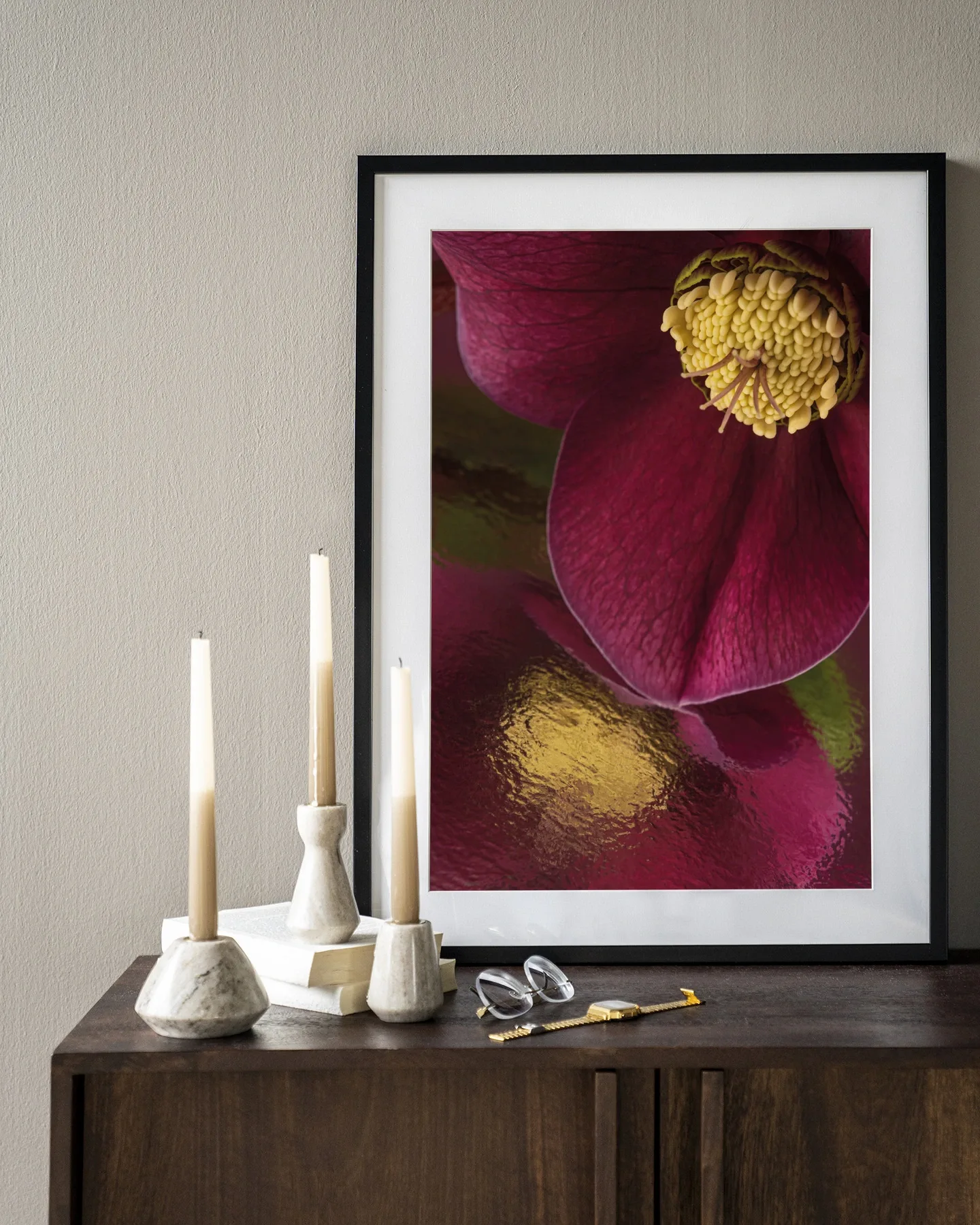 Wandteppich Spiegelung einer Christrose im Rahmen, stehend auf einem dunkelbraunen Sideboard mit Kerzen und Brille - Urban Cotton