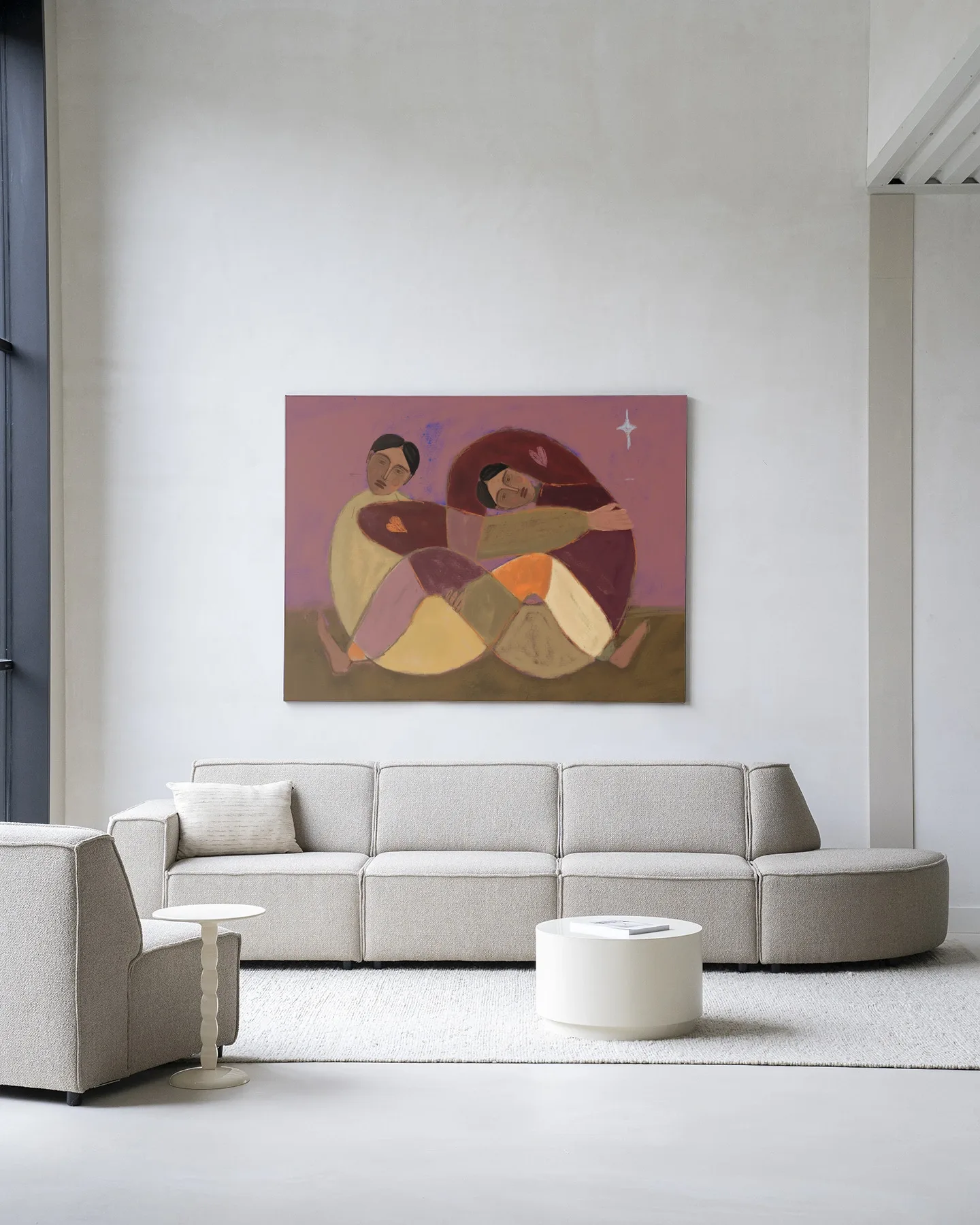 Wandteppich Rolling Sisters von Urban Cotton über einem beigen Sofa in einem modernen Wohnzimmer