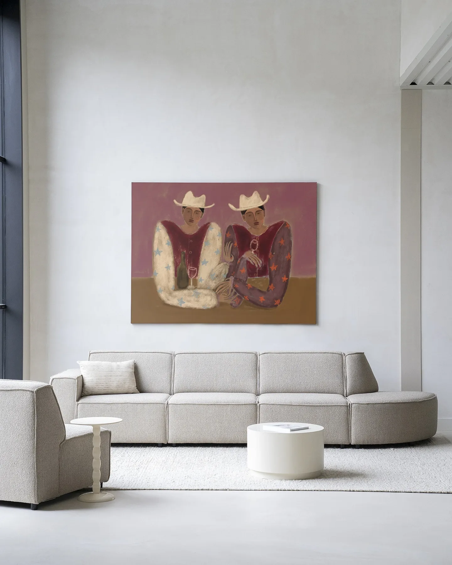 Wandteppich Good Ranch Talk - Urban Cotton hängt über einem hellgrauen Sofa in einem modernen Wohnzimmer
