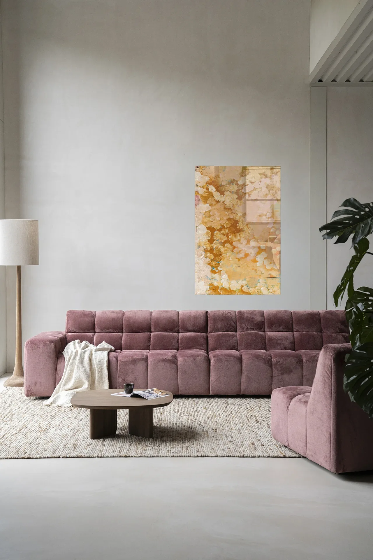 Wandteppich Abundance - Urban Cotton hängt über einem rosa Sofa in einem modernen Wohnzimmer
