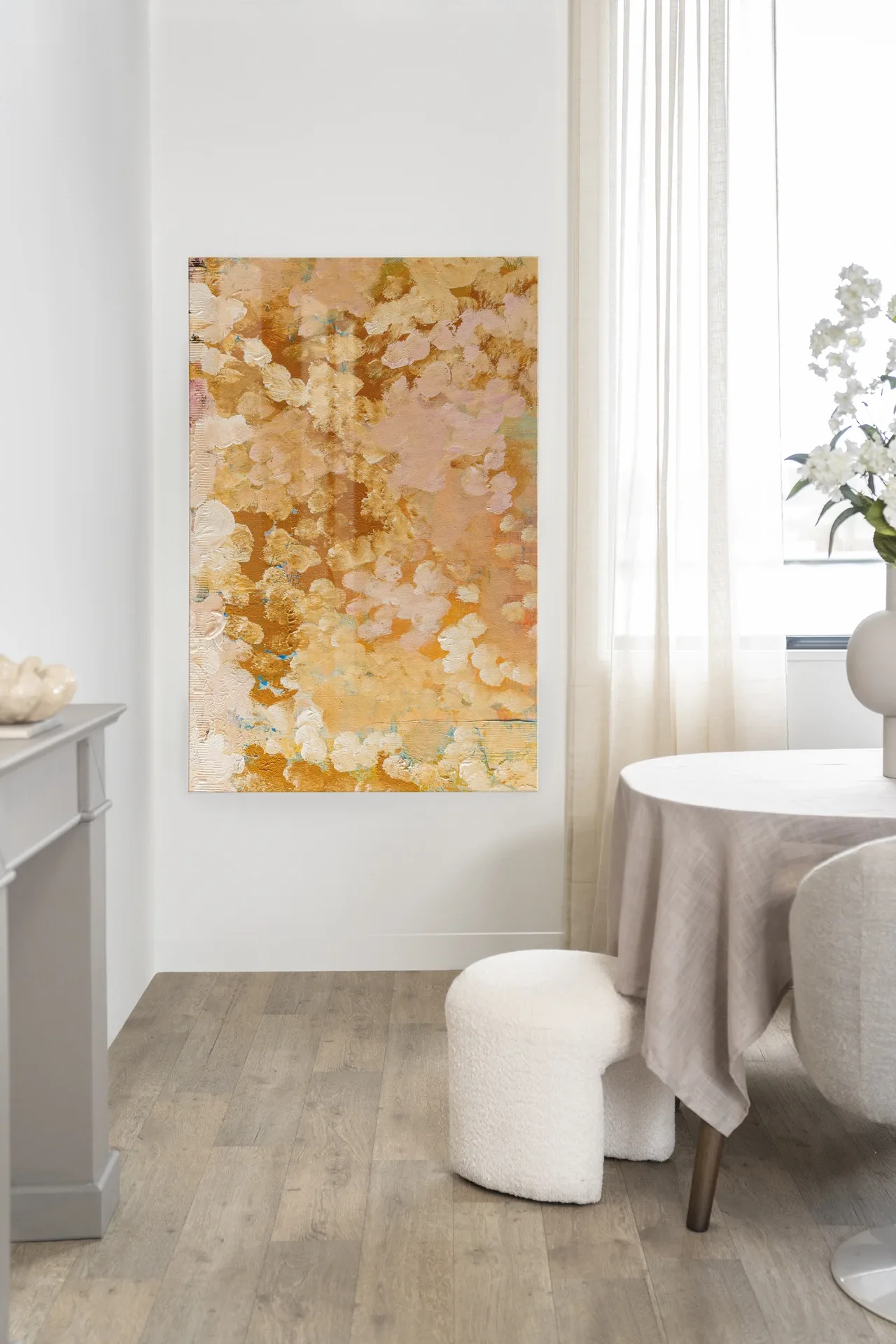 Wandteppich Abundance - Urban Cotton hängt an einer weißen Wand in einem modernen Interieur mit Esstisch