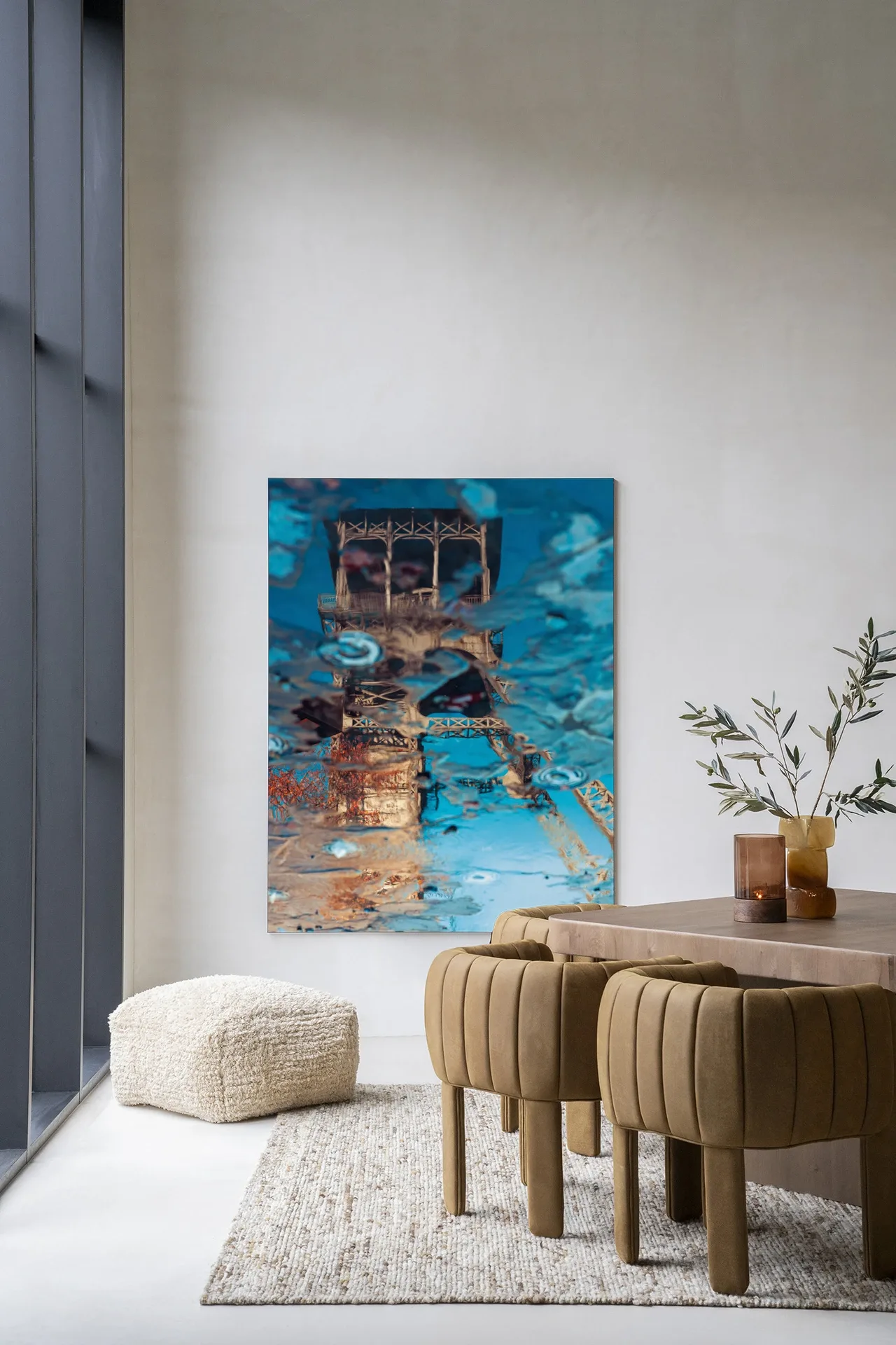 Wandteppich Mirror Me - Urban Cotton in einem modernen Wohnzimmer mit einem Pouf und Stühlen