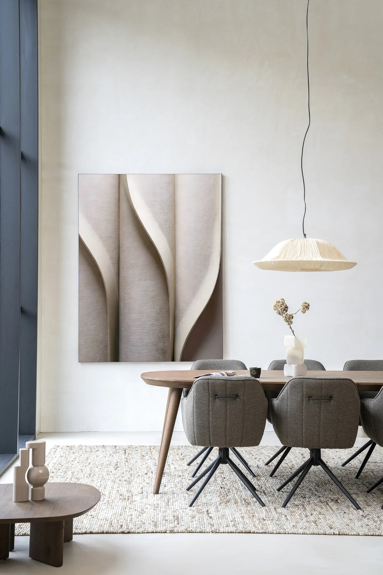Wandteppich Silent Waves - Urban Cotton hängt in einem modernen Interieur über einem Sideboard