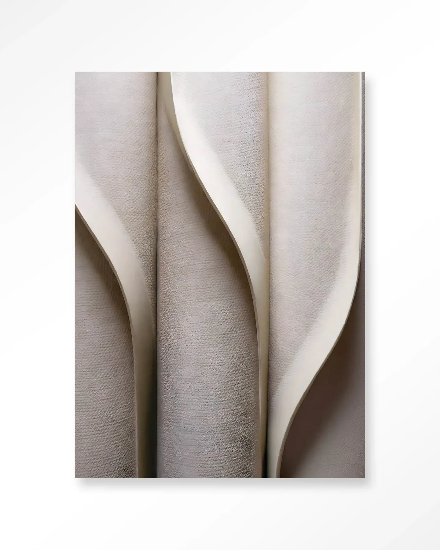 Detail des Wandteppichs Silent Waves mit wellenförmigen, vertikalen Bahnen und einer subtilen Textur - Urban Cotton
