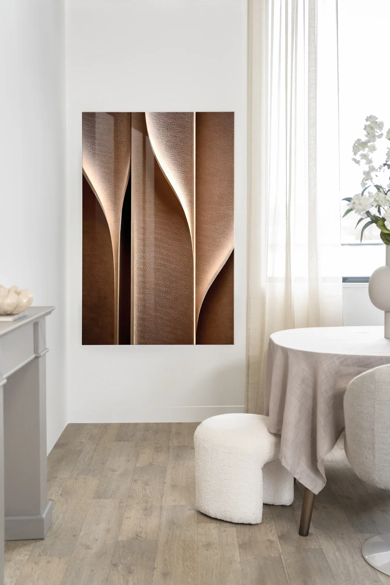 Wandteppich Whispering Curves - Urban Cotton hängt an einer weißen Wand in einem modernen Interieur