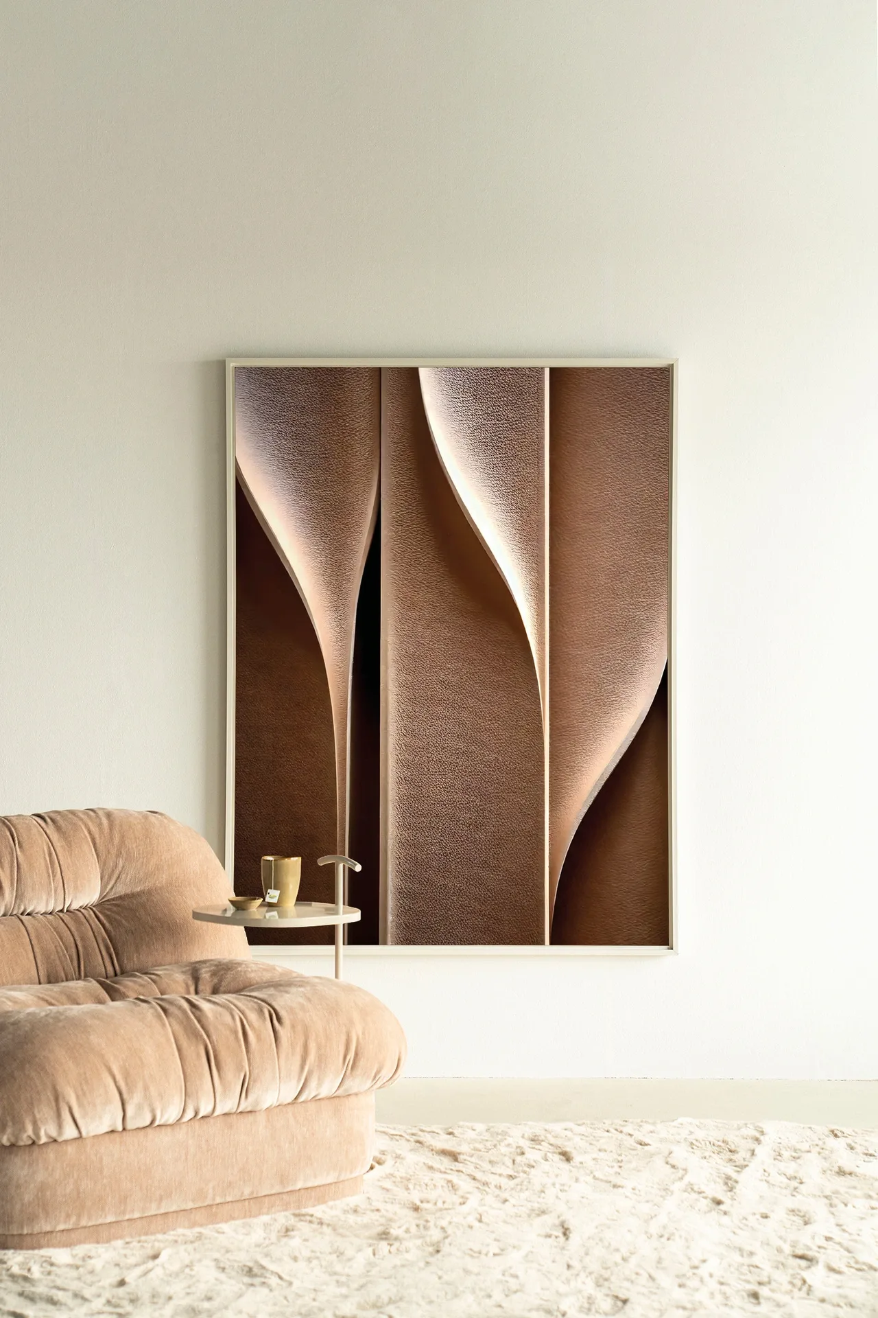 Wandteppich Whispering Curves - Urban Cotton hängt über einem beigefarbenen Samtsofa in einem hellen Wohnzimmer