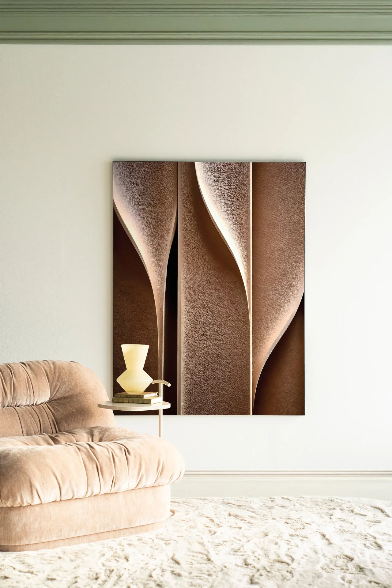 Wandteppich Whispering Curves - Urban Cotton hängt über einem beigefarbenen Sofa in einem hellen Wohnzimmer