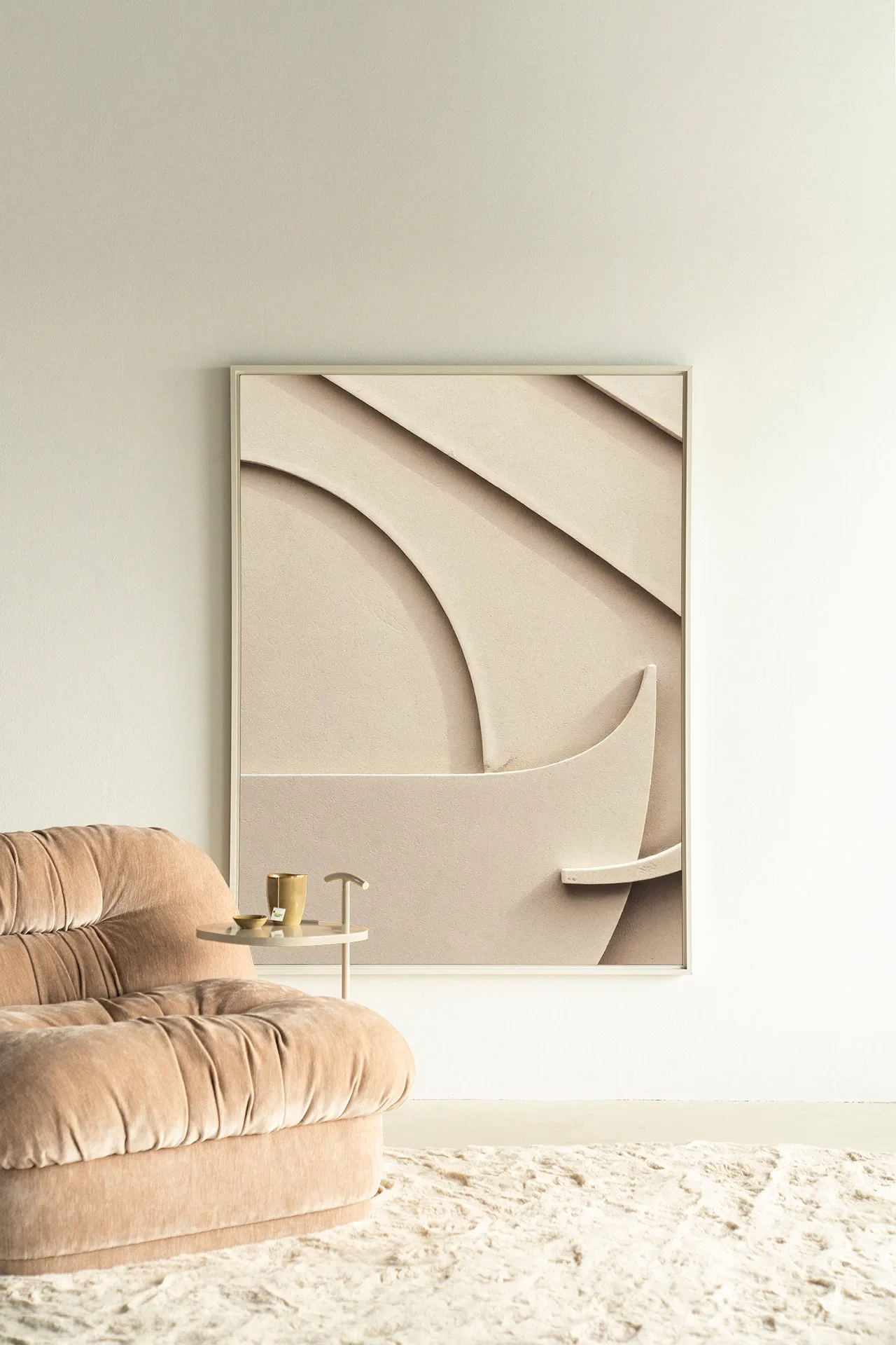 Wandteppich Siaa 1 - Urban Cotton hängt in einem hellen Studio über einem Sofa und Teppich