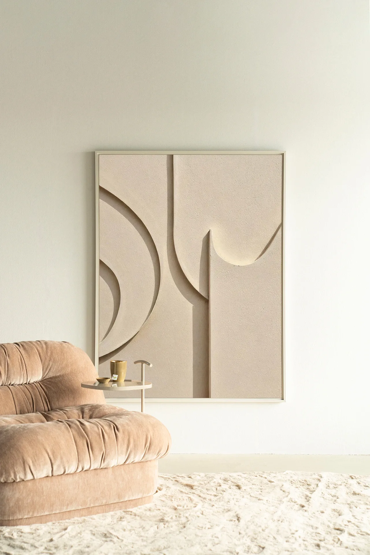Wandteppich Siaa 2 - Urban Cotton in einem minimalistischen Wohnzimmer mit beigem Sofa und Teppich