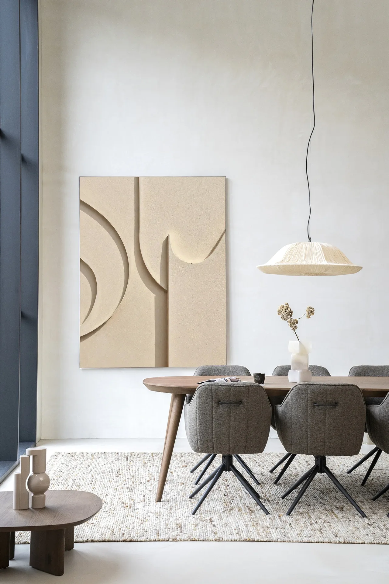 Wandteppich Siaa 2 - Urban Cotton in einem modernen Esszimmer mit Holztisch und grauen Stühlen