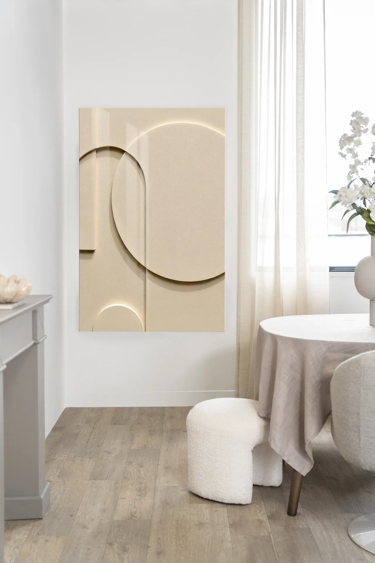 Wandteppich Siaa 3 - Urban Cotton an einer weißen Wand in einem modernen Interieur hängend