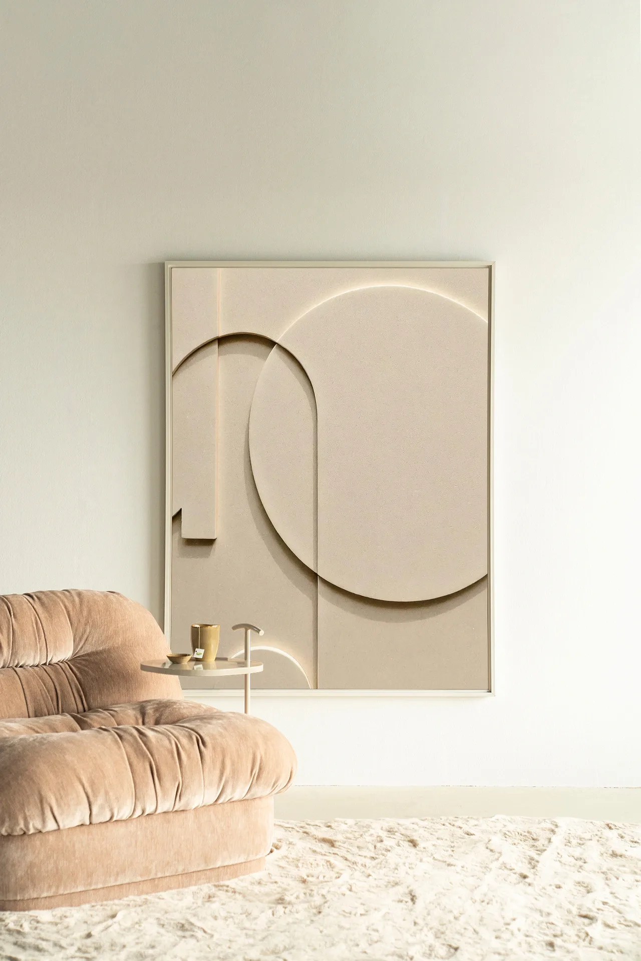 Wandteppich Siaa 3 - Urban Cotton in einem minimalistischen Wohnzimmer mit Sofa und Teppich