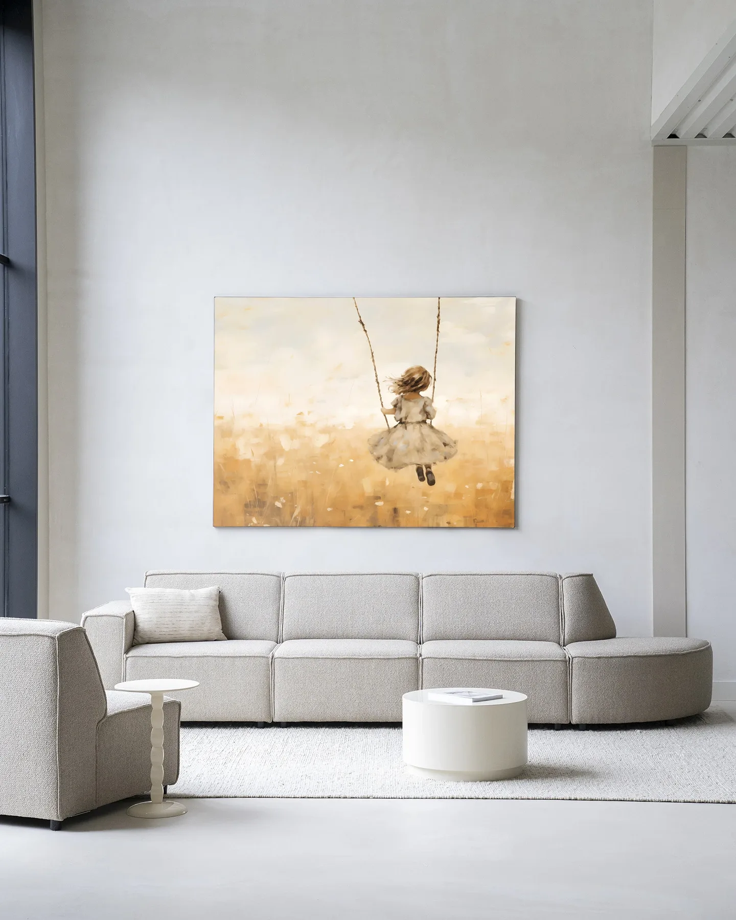 Wandteppich Swinging Girl - Urban Cotton hängt über einem hellgrauen Sofa in einem modernen Wohnzimmer