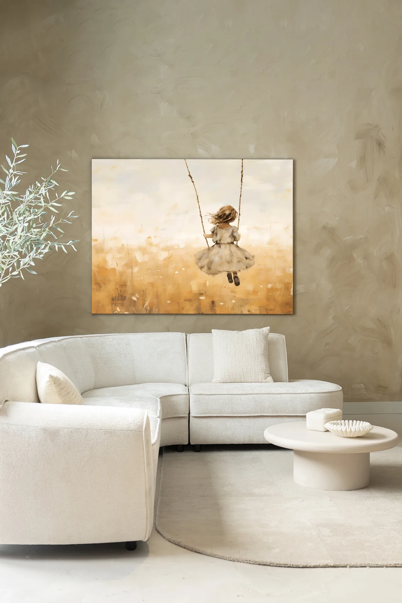 Wandteppich Swinging Girl - Urban Cotton in einem modernen Wohnzimmer mit weißem Sofa und rundem Couchtisch