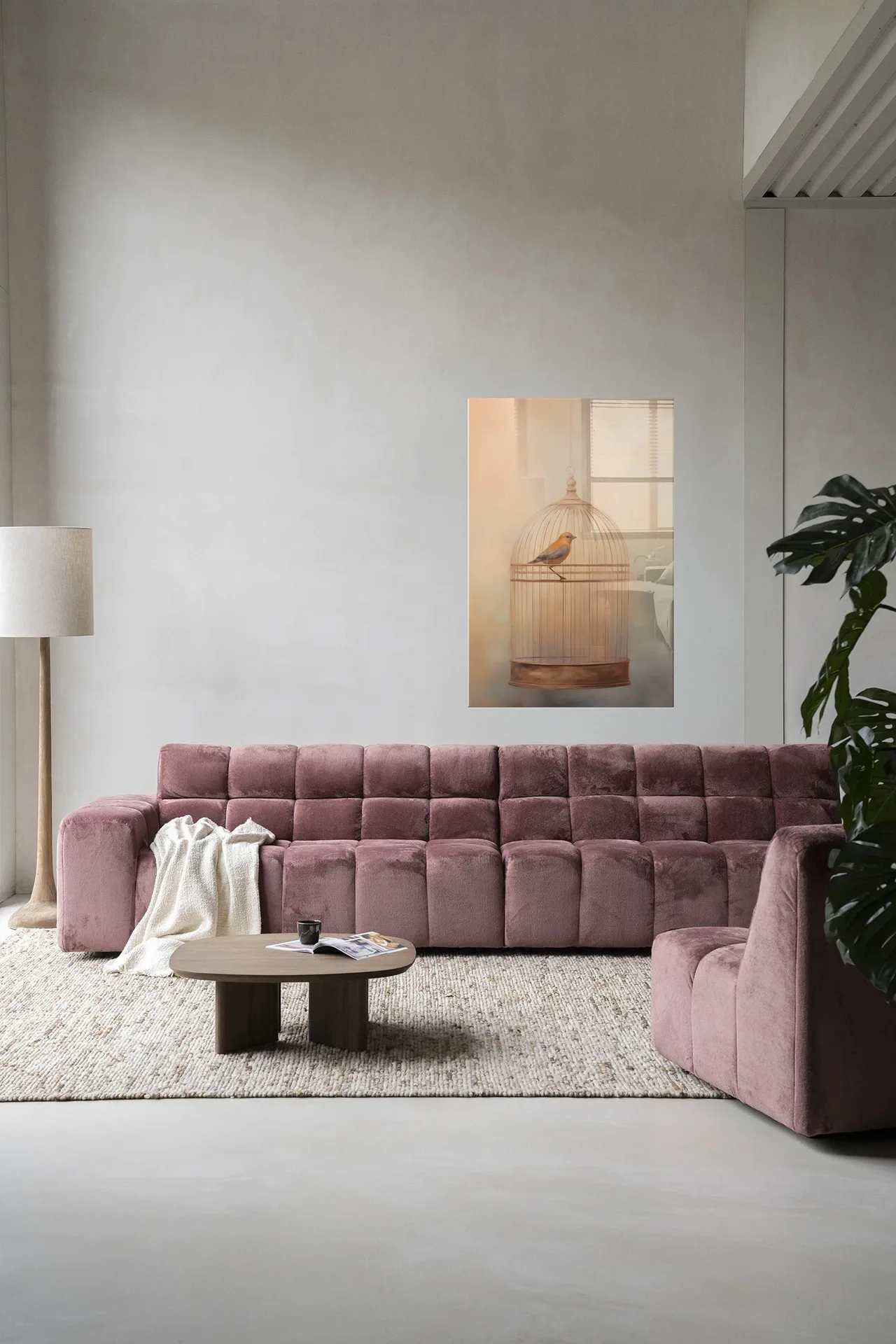 Wandteppich Bird Cage in einem modernen Wohnzimmer mit einem rosa Sofa und Holztisch - Urban Cotton