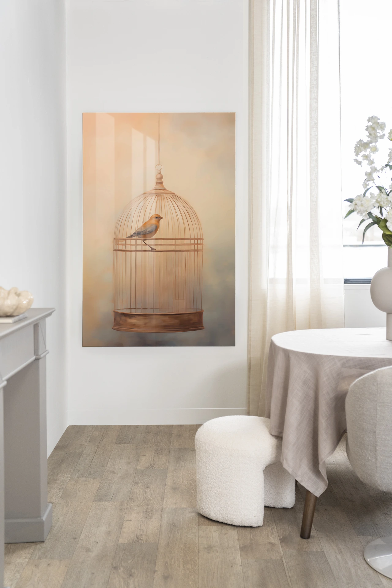 Wandteppich Bird Cage - Urban Cotton hängt an einer weißen Wand in einem hellen Wohnzimmer mit Esstisch