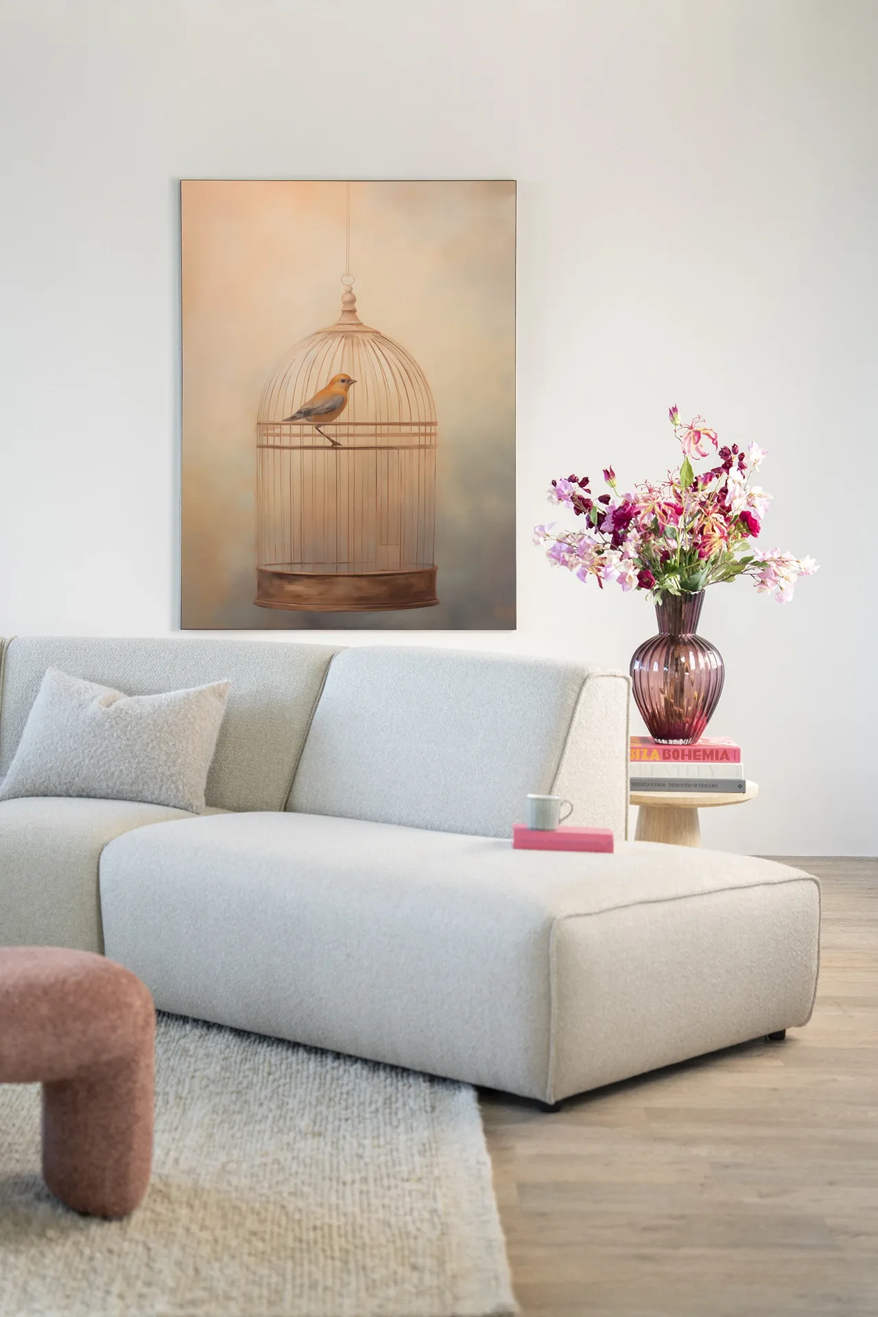 Wandteppich Bird Cage - Urban Cotton hängt über einem hellen Sofa in einem modernen Wohnzimmer