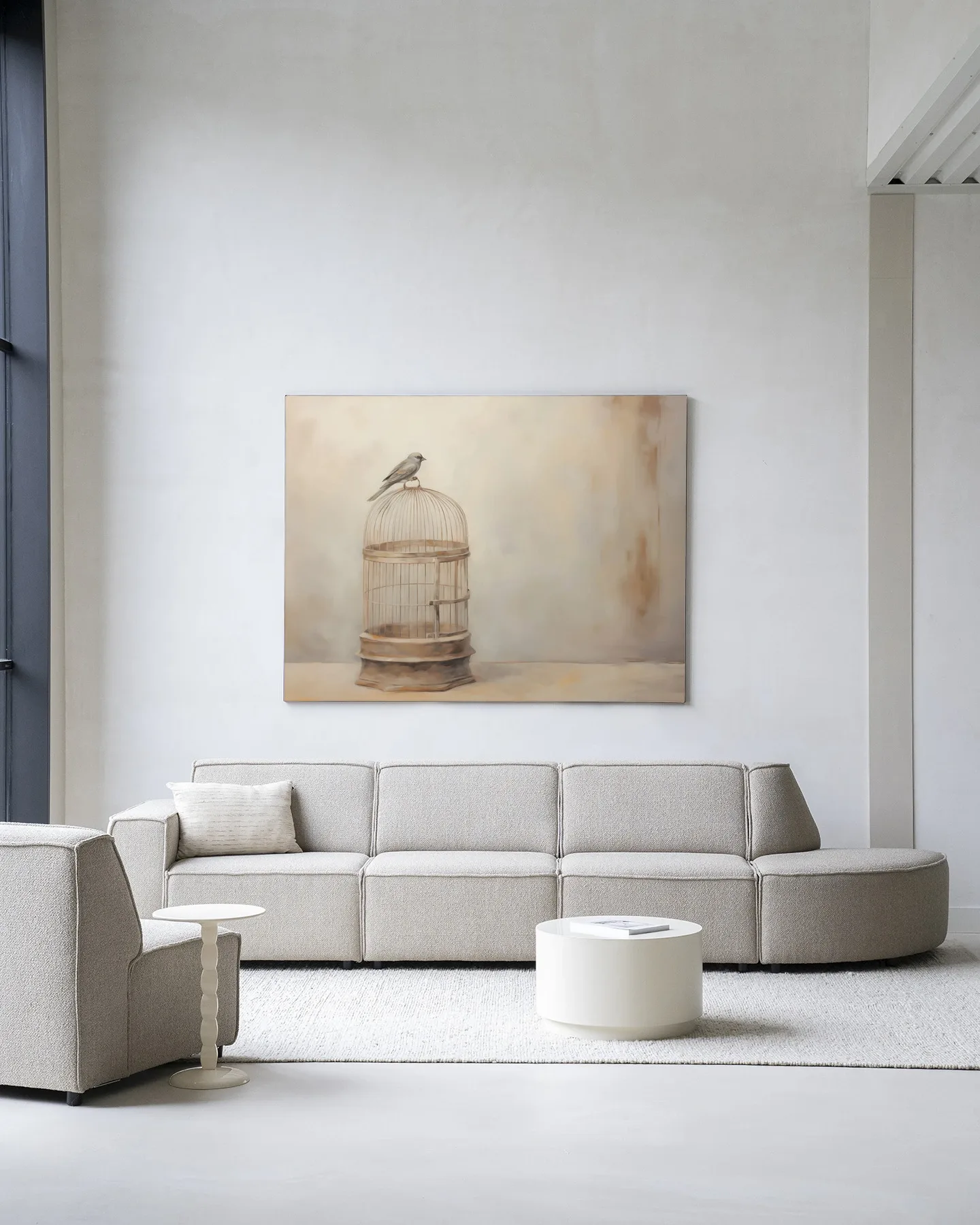 Wandteppich Birdy - Urban Cotton hängt über einem Sofa in einem hellen Wohnzimmer